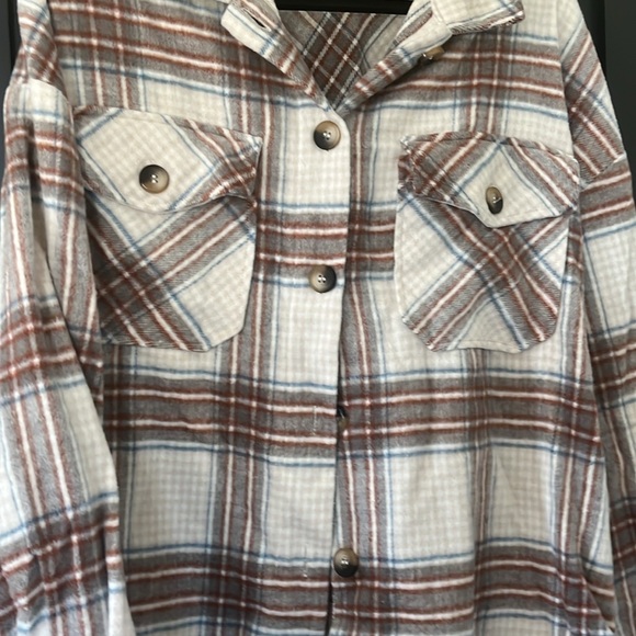 NWOT Timing Plaid Button Down Flannel Shacket Women's Size Large White Blue Tan - Picture 8 of 8